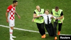 Задержание участницы акции Pussy Riot