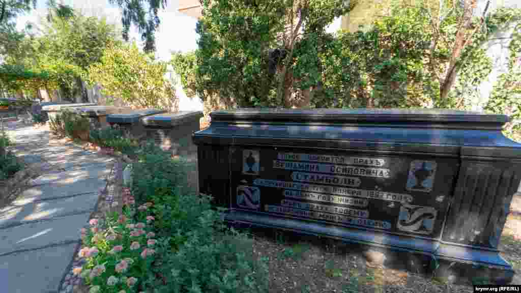 Лапидарный дворик на дачной территории. На первом плане – надгробная плита с могилы основателя табачной династии и отца хозяина дачи Вениамина Стамболи. Она была перенесена в советское время с караимского кладбища на окраине Феодосии, что на склоне горы Тепе-Оба