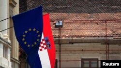 Zastave Hrvatske i EU u centru Zagreba