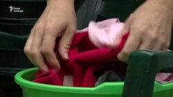 У капцях під дощем перед Кабміном: переселенці відстоюють право на житло (відео) У капцях під дощем перед Кабміном: переселенці відстоюють право на житло (відео)