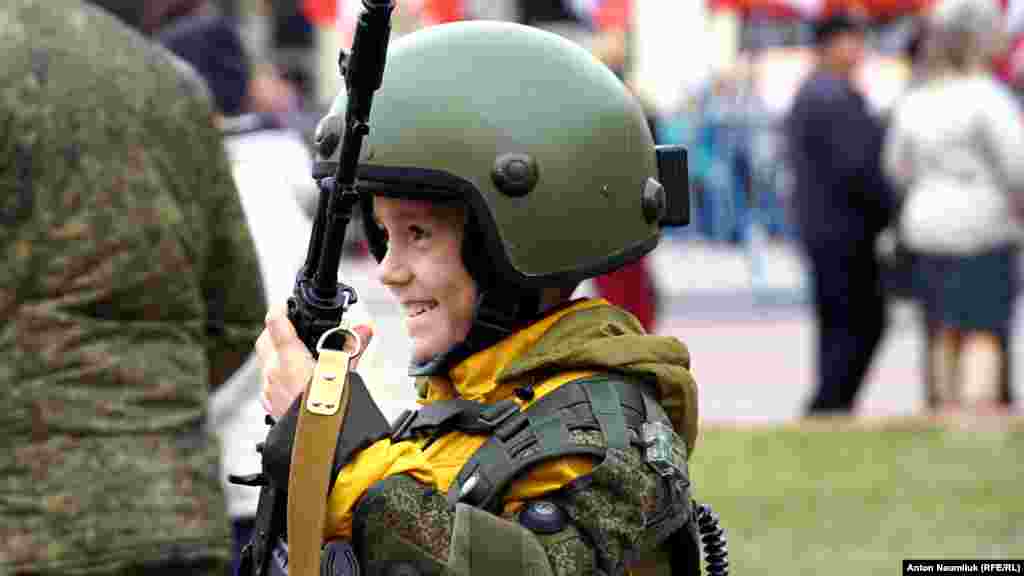 Милитаризованные организации «патриотического воспитания молодежи» организовали тир и знакомили детей с устройством автоматов, пулеметов и помогали примерить бронежилет