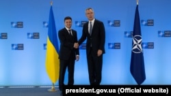 Президент України Володимир Зеленський (ліворуч) і генеральний секретар НАТО Єнс Столтенберґ. Брюссель, 2019 рік