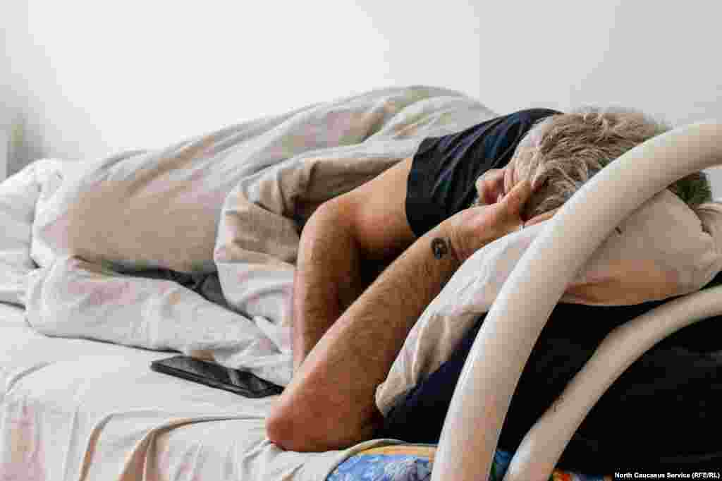 В реанимационных отделениях находятся как пациенты в коме с подключенным аппаратом ИВЛ, так и относительно выздоравливающие  