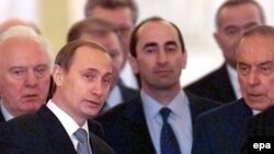 (В центре) Владимир Путин и бывший президент Армении Роберт Кочарян, арестованный 28 июля за "попытку узурпации власти и свержения конституционного строя".