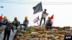 У місті М’їнджан, за словами свідків, силовики відкрили вогонь по протестувальникам, троє загиблих. Ще двох було вбито у місті Аунглан.