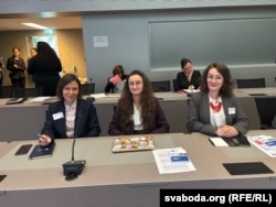 Беларускія прадстаўніцы ў Кангрэсе мясцовых уладаў Паліна Бродзік і Аляксандра Дойніч, а таксама Аляксандра Борэ з Народнай амбасады Беларусі ў Францыі