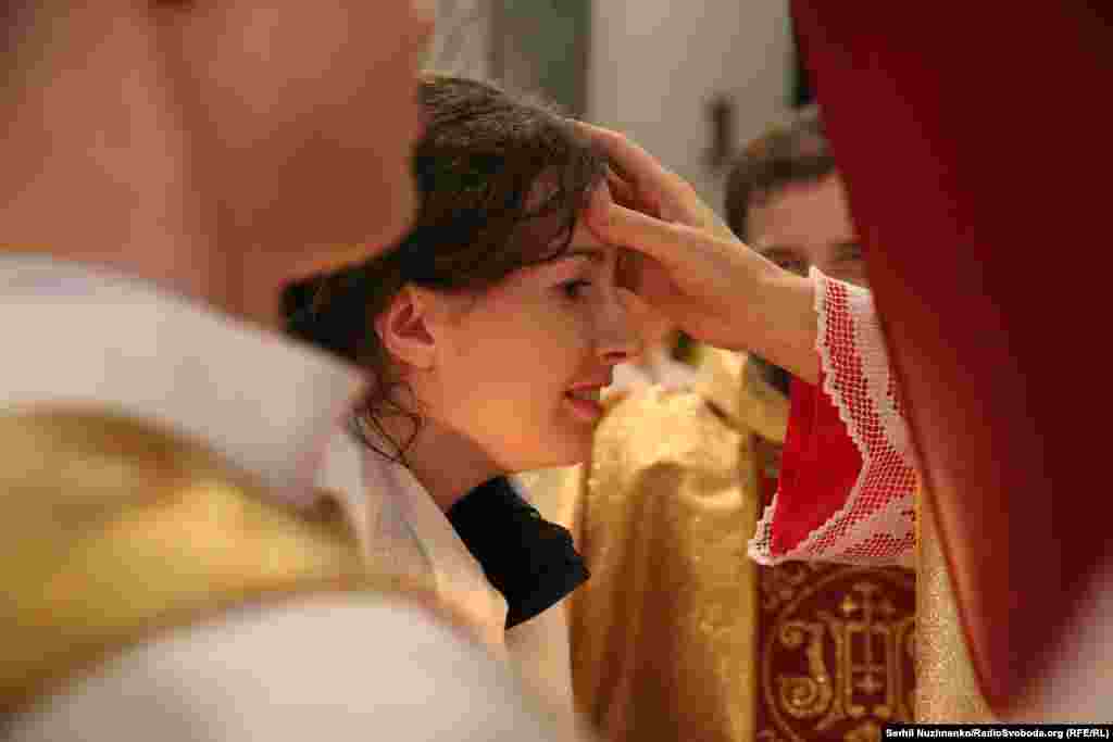 Передача знака мира – люди здороваются и обнимают друг друга