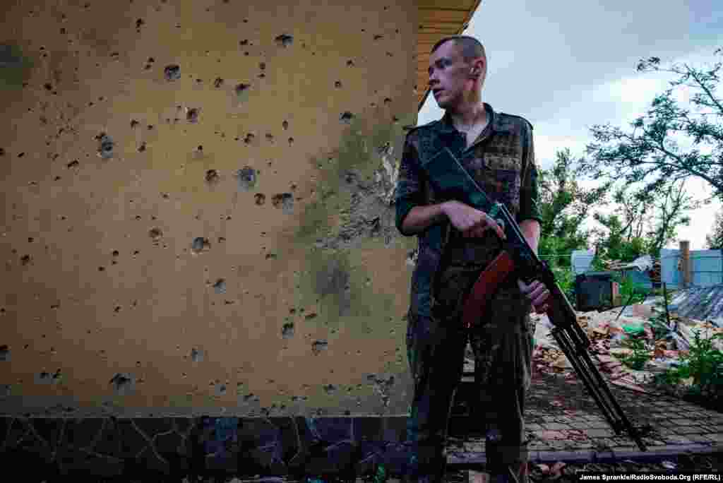 Молодий боєць 93-ї бригади у Пісках обережно рухається до окопів на передовій. Червень 2015 року ДИВИТИСЬ ФОТОГАЛЕРЕЮ: Смертельний пінг-понг із ворогом: робота в окопах українських бійців (фотогалерея)