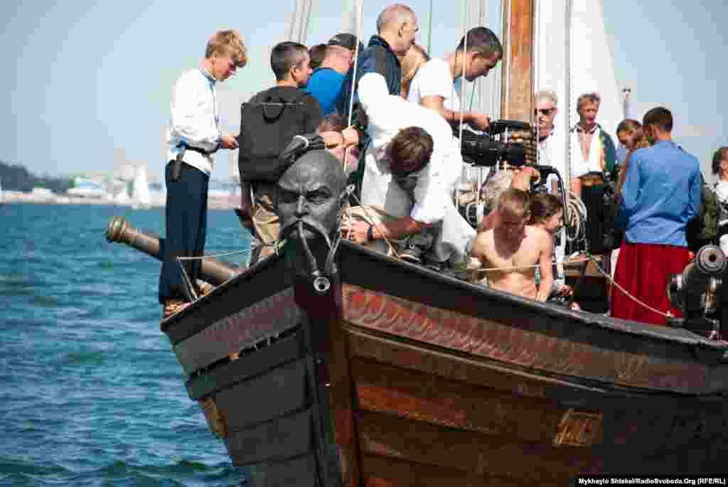 Нос лодки украшен казацкой головой. Викинги устанавливали на носу своих лодок голову драконов, а на западноевропейских судах часто ставили фигуры женщин. Матросы из экипажа «Спаса» шутят, что их казак даже умеет курить трубку