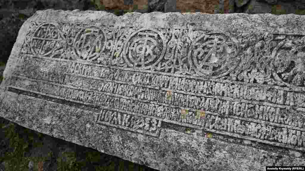 Закладная плита у входа в крепость найдена при раскопках. Содержит монограммы князя Александра, посвятительную надпись и дату окончания строительства замка – 6967 год от Сотворения мира (1459 год от Рождества Христова)