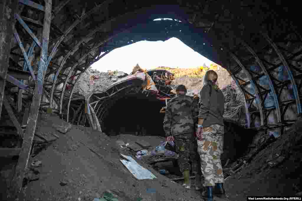 Волонтери всередині зруйнованого від вибуху складу боєприпасів