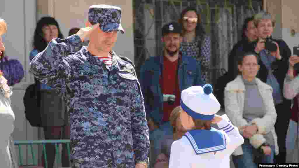 2 мая 2019, Севастополь. Сотрудник Росгвардии принимает «военный парад» дошкольников