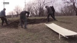 د اوکراین محاصره شوي ماریپول ښار کې مړي په لارو کوڅو کې ښخول کېږي. د اوکراین محاصره شوي ماریپول ښار کې مړي په لارو کوڅو کې ښخول کېږي.