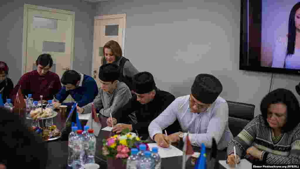 Многие участники диктанта пришли в традиционных головных уборах – колпаках и фесах