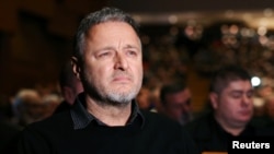 Pjevač Marko Perković na komemoraciji za osuđenog ratnog zločinca, bosanskog Hrvata Slobodana Praljka u Zagrebu, 2017. godine. Praljak je 2017. godine u Haškoj sudnici nakon izricanja presude od 20 godina zatvora za ratne zločine u BiH izvršio samoubistvo pred kamerama.