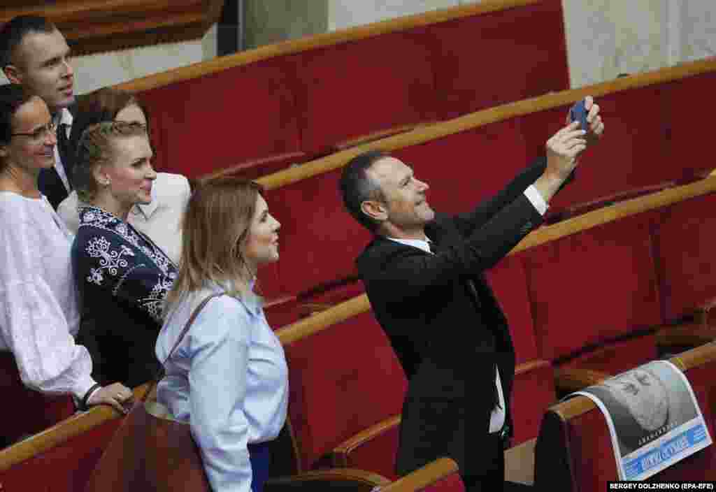 Лідер партії «Голос», народний депутат Святослав Вакарчук фотографується з однопартійцями 