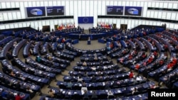 Об этом, в частности, говорится в резолюции, принятой Европарламентом 9 октября, в которой европарламентарии также требуют единого ответа ЕС на нарушение его воздушного пространства со стороны России и угрозы гибридной войны