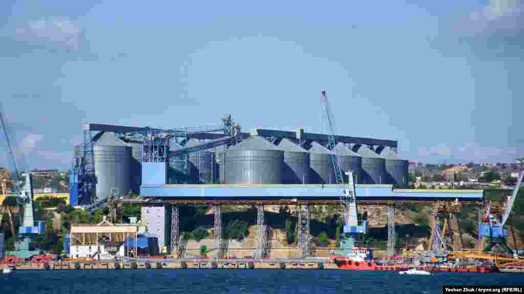 Зерновой терминал емкостью 170 тысяч тонн стивидорной компании «Авлита», принадлежащей одной из компаний украинского бизнесмена Рината Ахметова