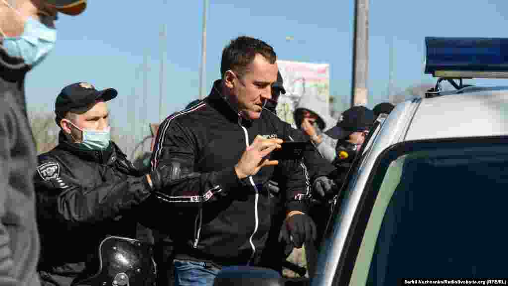 Кілька людей намагалися спровокувати поліцейських на конфлікт і пройти у Гідропарк, де заборонено перебувати. Поліцейські затримали людей та склали  адмінпротоколи про порушення