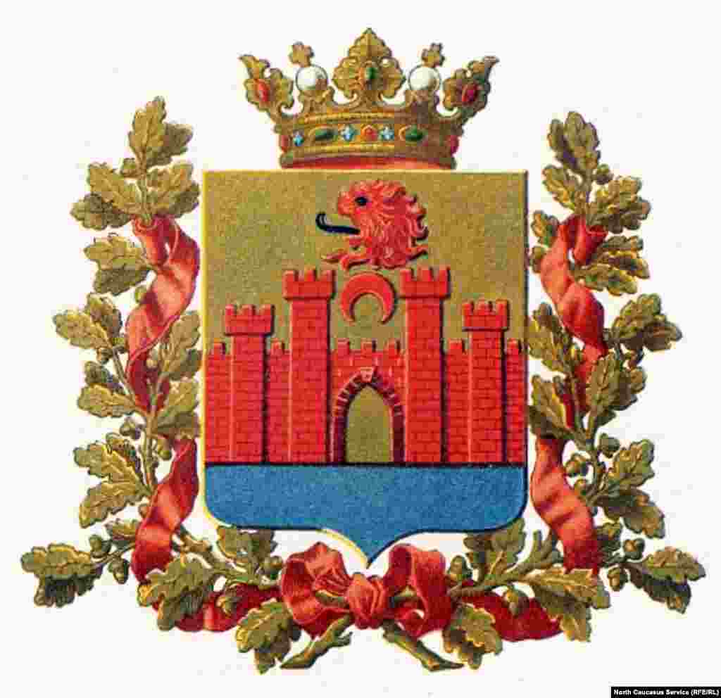 Дагестанская область была образована в 1846 г. как Дербентская губерния, с 1860 года - Дагестанская область. Центром области был город Дербент. С 1866 года главный город области переместился в Темир-Хан-Шуру (нынешний Буйнакск). Герб города утвержден 5 июля 1878 г.