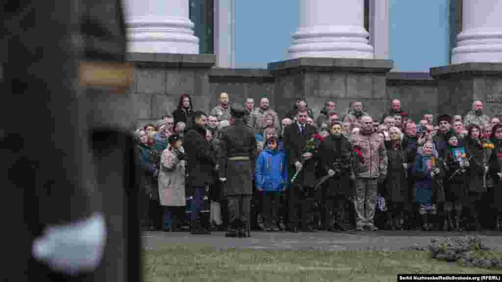 У церемонії вшанування пам'яті загиблих оборонців ДАПу брали участь президент України, міністр оборони, начальник Генерального штабу ЗСУ , родичі та близькі загиблих воїнів, військові