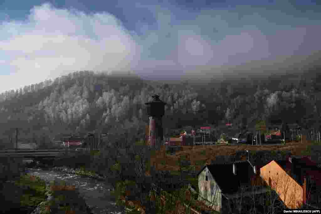 Петрила – один из шести городов в угледобывающей долине Жиу. По данным Национального статистического института Румынии, численность населения этих городов сократилась более чем на 40%: с почти 170 тысяч жителей в 1997 году до менее 100 тысяч сегодня