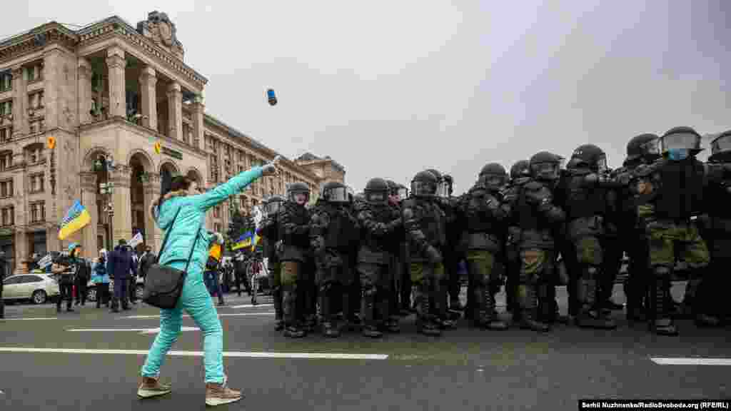 Сутички під час акції фізичних осіб-підприємців (ФОПи) з правоохоронцями на майдані Незалежності у Києві, 15 грудня 2020 року. БІЛЬШЕ ПРО ЦЕ: Сутички на Майдані. ФОПи встановили намети – оновлюється