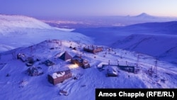 Високо в горах Кавказу колишній радянський центр військових досліджень вивчає таємничі частинки, що летять із космосу