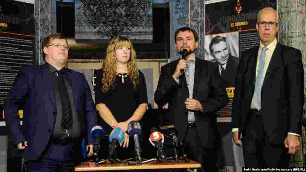 Під час відкриття виставки «Незламні» (зліва направо): Павло Розенко – віце-прем'єр-міністр України, Юлія Коцур – перший заступник генерального директора Національного музею «Меморіал жертв Голодомору», Володимир В'ятрович – голова Українського інституту національної пам'яті, Горан Ліндбланд – президент Європейської платформи пам'яті та сумління 