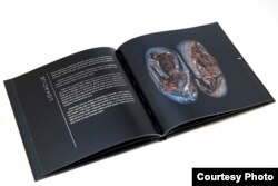 Mrtvare, to je jedan set fotografija na kojima je prikazana obuća koju su Srebreničani nosili bježeći od genocida ’95. godine