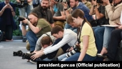 Журналисты в Киеве на пресс-конференции Порошенко, 3 июня 2016 года