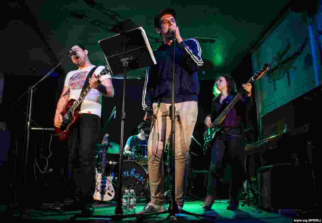 В Киеве состоялся первый концерт крымскотатарской группы «Шатур Гудур» которая играет в стиле этно-панк-рок и поет исключительно на крымскотатарском языке, 2 апреля 2016 года