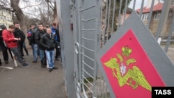 Призывники у здания военкомата перед медкомиссией в аннексированном Симферополе. Иллюстративное фото