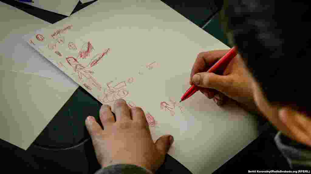 Один з епізодів психологічного тренінгу. Хлопчик малює слова, намальований танк – слово «війна»