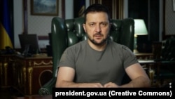 «В інформаційному просторі сьогодні дуже багато радощів, і зрозуміло чому. Але емоції наші мають бути стриманими – завжди під час війни», – каже Володимир Зеленський