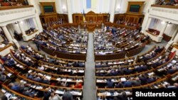 Перед цим депутати кілька днів розглядали поправки до документа, яких було майже дві тисячі