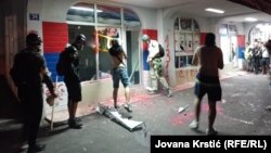 Антивладини демонстранти ги демолираа просториите на Српската напредна партија во Нови Сад, 14 август 2025