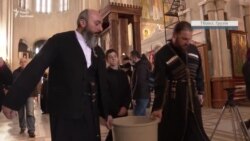 У Грузії священники освячують вулиці Тбілісі, щоб запобігти коронавірусу – відео У Грузії священники освячують вулиці Тбілісі, щоб запобігти коронавірусу – відео