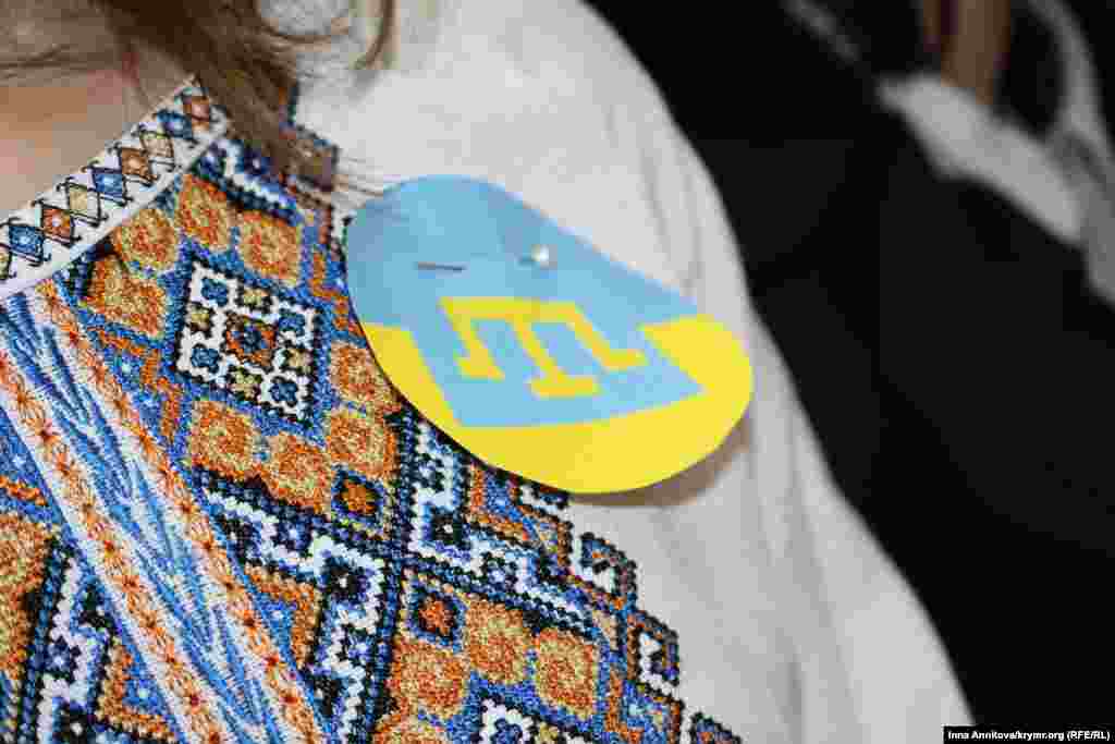 Рукотворные значки в день 26 февраля на парадной форме учеников