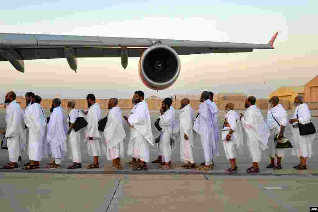 Hodočasnici iz Afganistana ukrcavaju se u avion za Saudijsku Arabiju na aerodromu u Kandaharu.