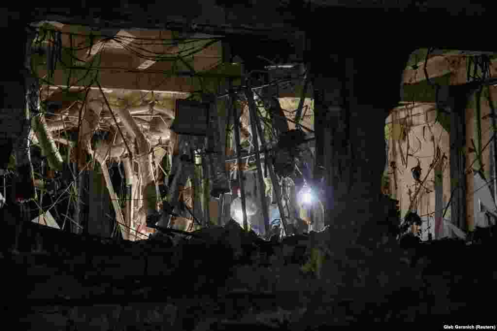 Рятувальники загасили пожежу в частково зруйнованій офісній будівлі. Загоряння сталося з сьомого по перший поверх, повідомила Київська міська військова адміністрація.