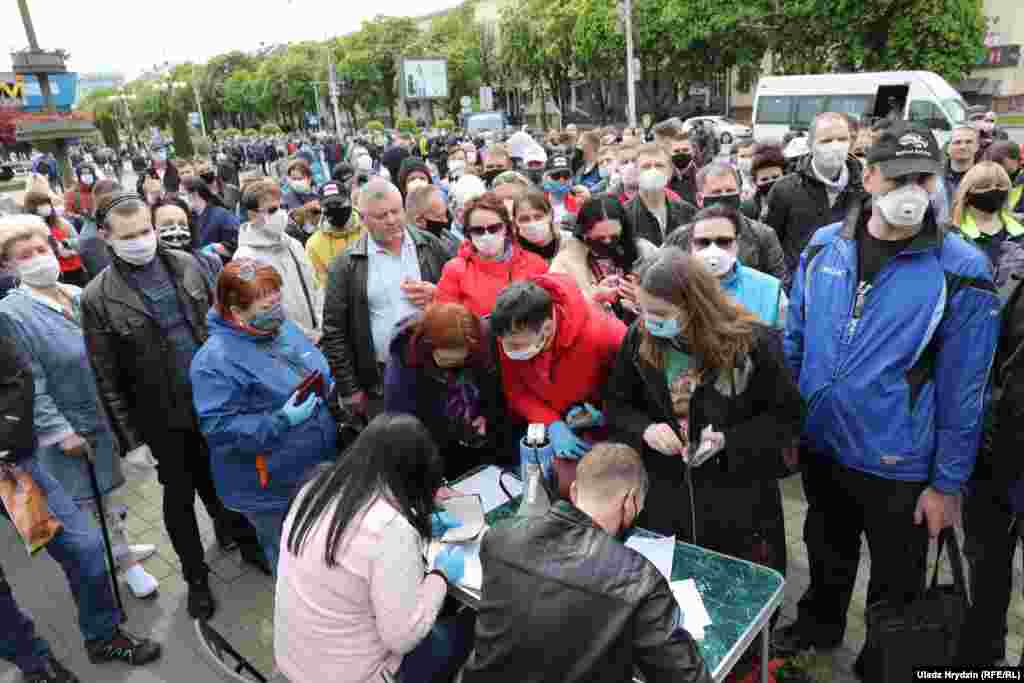 Деякі з присутніх поставили свої підписи, щоб підтримати кандидатуру дружини Тихановського &ndash; Світлани Тихановської