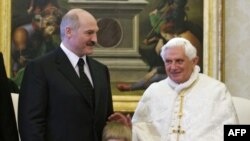 Президент Білорусі Олександр Лукашенко разом зі своїм сином під час зустрічі з Папою Римським Бенедиктом Шістнадцятим. Ватикан, 27 квітня 2009 року