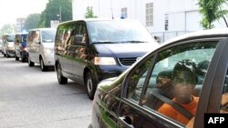 A police convoy carrying alleged Somali pirates stands in front of a prison in Hamburg, northern Germany, on June 10.