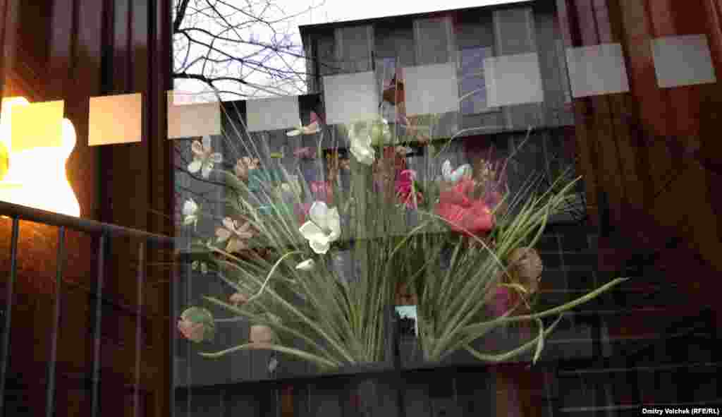 Окно бывшего собора, а ныне культурного центра, где проходят показы "вертикального кино". Горизонтальное ужасно надоело