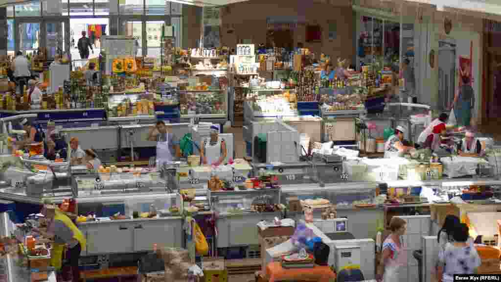 В пассаже, где торгуют молочными и мясными продуктами, многие – без масок. В ожидании покупателей сотрудники торговли не придерживаются масочного режима