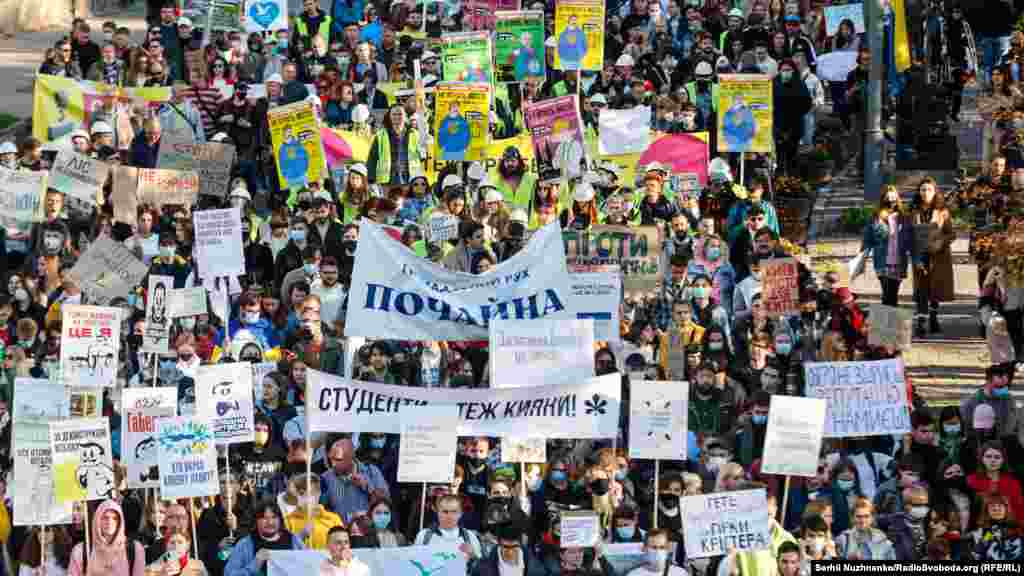 Марш почався у Києві о 14:00 на площі Конституції, біля Верховної Ради. Звідти колони вирушили&nbsp;&nbsp;вулицею Шовковичною до Офісу Президента, а потім &ndash; до КМДА 