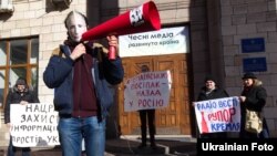Акція громадських активістів та ветеранів АТО проти радіо «Вести» під Нацрадою з питань телебачення і радіомовлення. Київ, 16 лютого 2016 року
