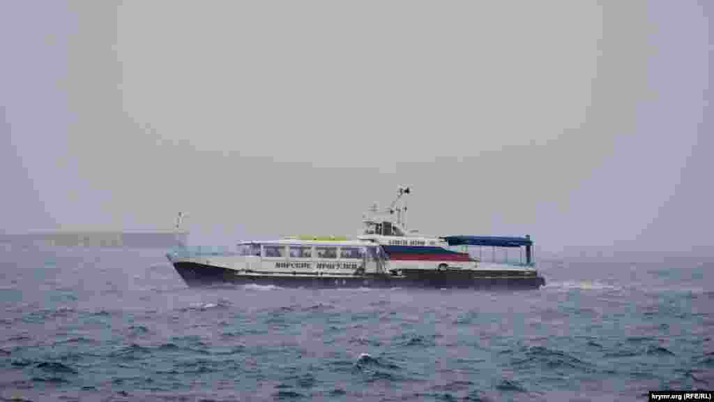 Пассажирский катер с Радиогорки в парящем море