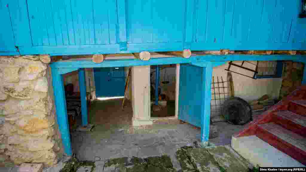 Первый этаж служил для хранения продуктов. Он сделан из камня – здесь и зимой, и летом поддерживалась стабильная температура. Еще на первом этаже находилась кухня